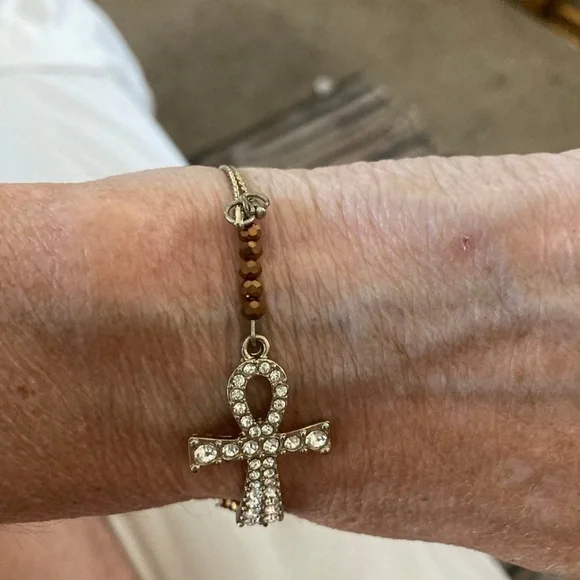 Hand made adjustable cross bracelet - Picture 4 of 4